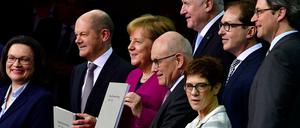 Die Spitzen von Schwarz-Rot mit dem Koalitionsvertrag