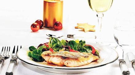 Stinkt zum Himmel. Das Risiko besteht, dass sich der teure Fisch zum Feste als billiger oder gar giftiger Beifang herausstellt. In einer Testreihe von Lebensmittelprüfern entpuppte sich die Hälfte der Seezungen als Pangasius-Filets. 