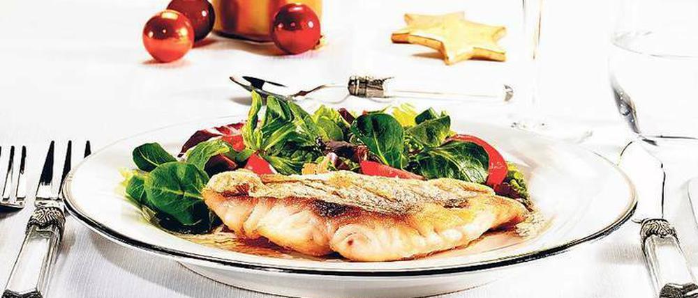 Stinkt zum Himmel. Das Risiko besteht, dass sich der teure Fisch zum Feste als billiger oder gar giftiger Beifang herausstellt. In einer Testreihe von Lebensmittelprüfern entpuppte sich die Hälfte der Seezungen als Pangasius-Filets. 