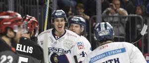 Louis-Marc Aubry (Nr.41) bejubelt seinen Treffer zum 2:0.