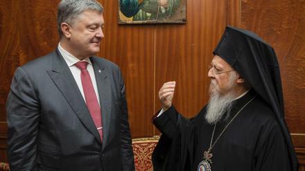 Bartholomaios I. (r), der Ökumenische Orthodoxe Patriarch, spricht mit dem Präsident der Ukraine Petro Poroschenko.