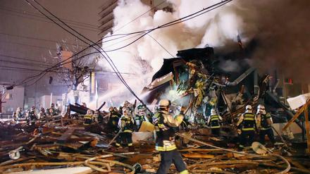 Feuerwehrleute sind nach der Explosion in Sapporo im Einsatz.