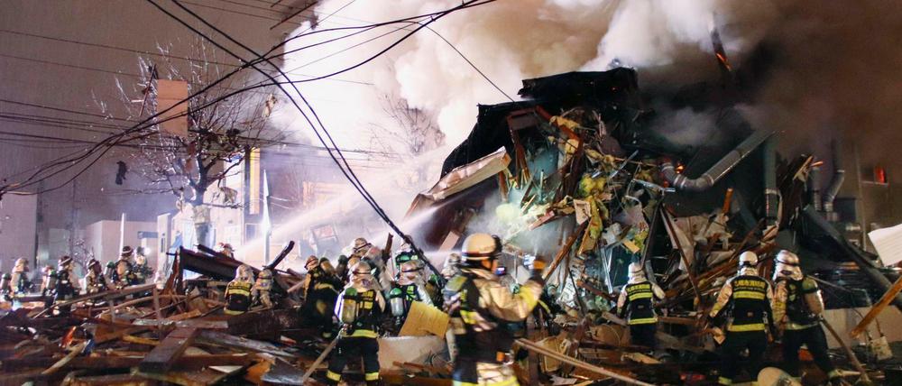 Feuerwehrleute sind nach der Explosion in Sapporo im Einsatz.