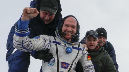 Freundschaft. Alexander Gerst nach der Landung mit Bodenpersonal, das ihm aus der Kapsel half.