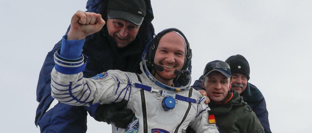 Freundschaft. Alexander Gerst nach der Landung mit Bodenpersonal, das ihm aus der Kapsel half.