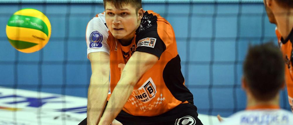 Berlins Ruben Schott nimmt damals noch im Trikot der Berliner Volleys eine Aufgabe an.