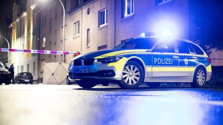 Bochum: Ein Streifenwagen der Polizei steht auf der Velsstraße vor einer Häuserreihe.
