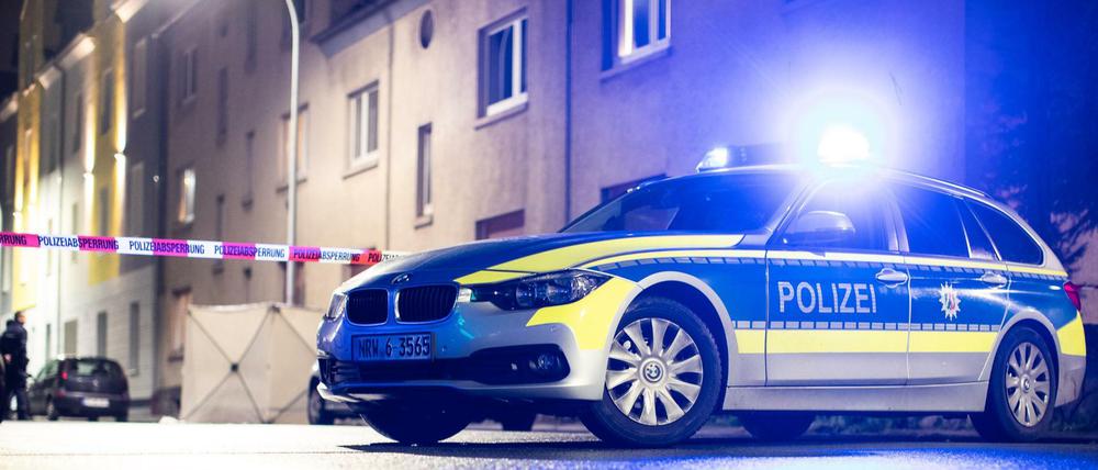 Bochum: Ein Streifenwagen der Polizei steht auf der Velsstraße vor einer Häuserreihe.