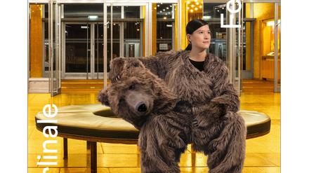 Der Bär ist raus: Und wo sitzt er hier und ruht sich aus - im Foyer des Kinos International! 