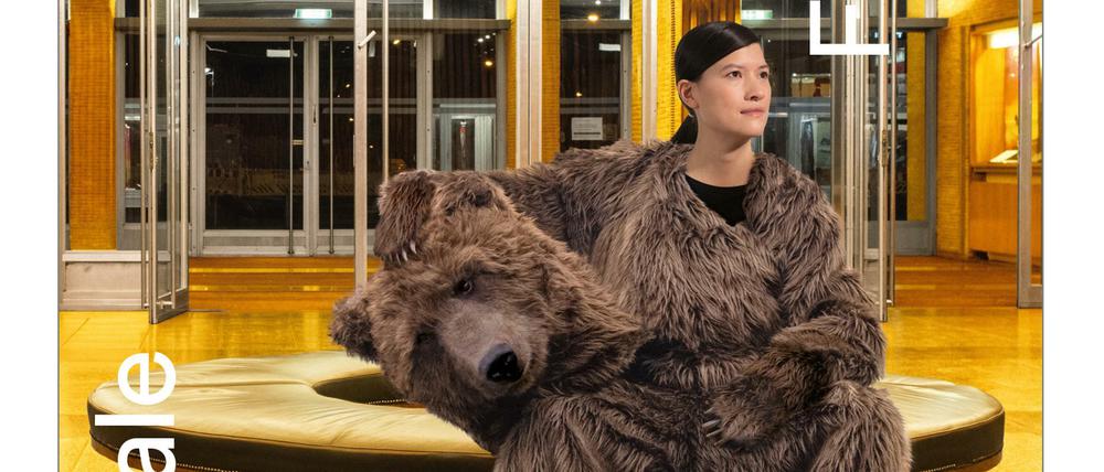 Der Bär ist raus: Und wo sitzt er hier und ruht sich aus - im Foyer des Kinos International!