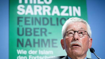 Thilo Sarrazin stellt bei einer Pressekonferenz sein neues Buch vor. 