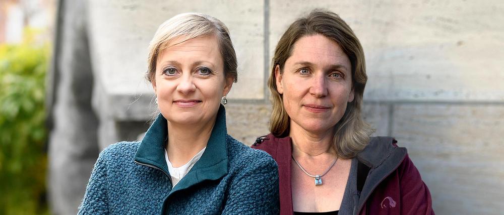 Cordelia Bähr (li.) vertritt eine Gruppe von Seniorinnen mit ihrer Klima-Klage vor dem Europäischen Menschengerichtshof in Straßburg. Roda Verheyen hat für einen peruanischen Mandanten den Energieresen RWE verklagt und hat gerade auch gegen VW eine Klage eingereicht.