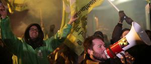 Vor dem staatlichen Fernsehsender protestierten schon vor Weihnachten die Menschen gegen Ungarns neues "Sklavengesetz".
