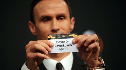Eurpa-League-Botschafter Ricardo Carvalho zieht das Los für Bayer Leverkusen bei der Auslosung des Sechzehntelfinales der Europa League. 