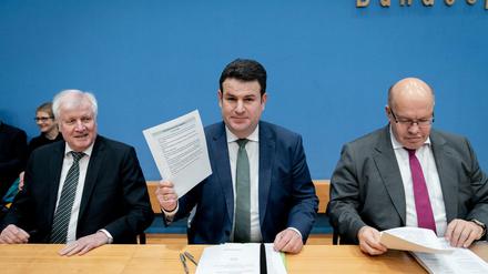 Innenminister Horst Seehofer (l-r), Arbeitsminister Hubertus Heil, Wirtschaftsminister Peter Altmaier stellen das Fachkräfteeinwanderungsgesetz vor. 
