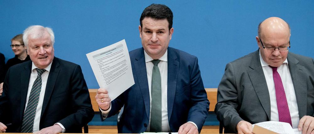 Innenminister Horst Seehofer (l-r), Arbeitsminister Hubertus Heil, Wirtschaftsminister Peter Altmaier stellen das Fachkräfteeinwanderungsgesetz vor. 