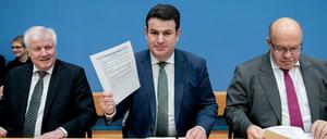 Innenminister Horst Seehofer (l-r), Arbeitsminister Hubertus Heil, Wirtschaftsminister Peter Altmaier stellen das Fachkräfteeinwanderungsgesetz vor. 