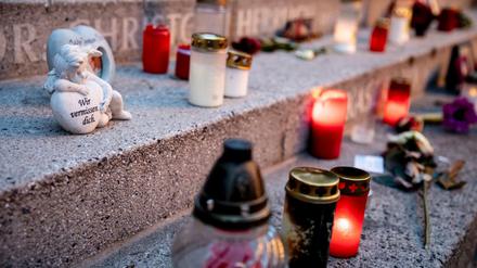 Eine Engelsfigur und Lichter am Mahnmal für die Opfer des Attentats auf dem Weihnachtsmarkt am Breitscheidplatz.