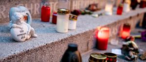 Eine Engelsfigur und Lichter am Mahnmal für die Opfer des Attentats auf dem Weihnachtsmarkt am Breitscheidplatz.