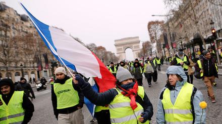 Eine Demonstrantin hält eine französische Fahne in Paris. 