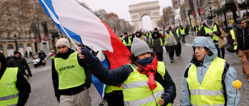 Eine Demonstrantin hält eine französische Fahne in Paris. 