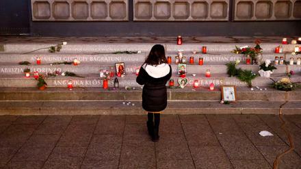 Ein Mädchen vor dem Ort des Gedenkens am Breitscheidplatz in Berlin 