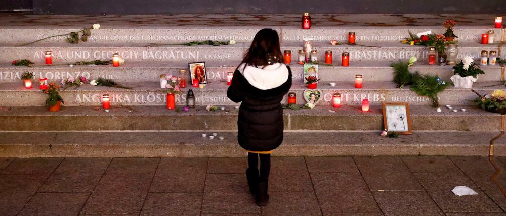 Ein Mädchen vor dem Ort des Gedenkens am Breitscheidplatz in Berlin 