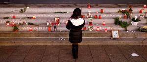 Ein Mädchen vor dem Ort des Gedenkens am Breitscheidplatz in Berlin 