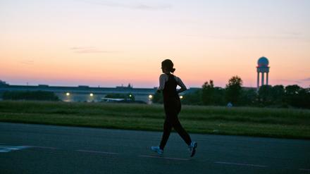 Eine Joggerin in der Dämmerung.