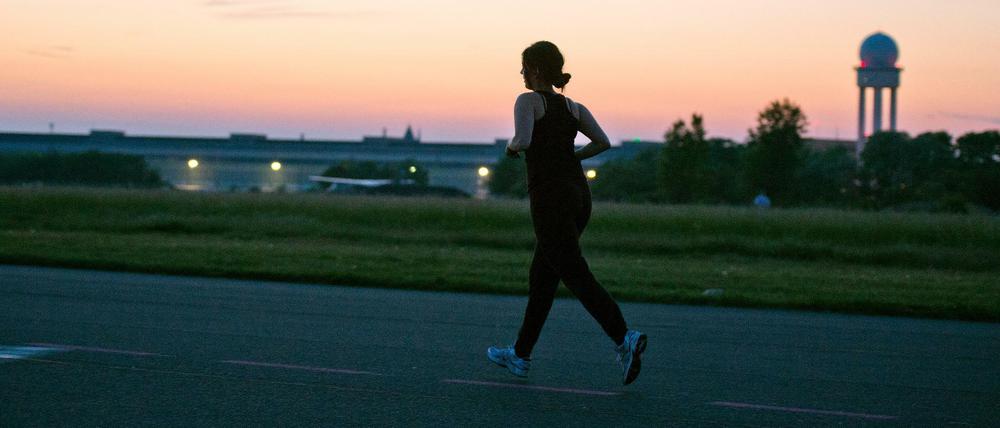 Eine Joggerin in der Dämmerung.