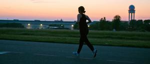 Eine Joggerin in der Dämmerung.