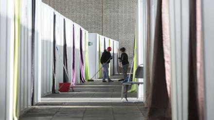 Reinigungskräfte in der Flüchtlingsunterkunft in Hangar 3 des ehemaligen Flughafens Tempelhof.