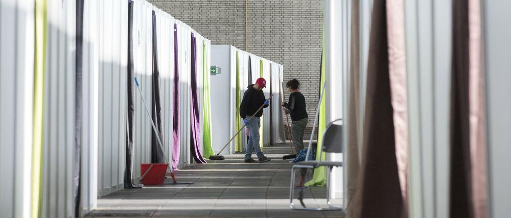 Reinigungskräfte in der Flüchtlingsunterkunft in Hangar 3 des ehemaligen Flughafens Tempelhof.