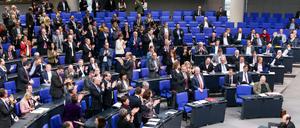 Nach einer von der AfD-Fraktion ausgelösten "Hammelsprung"-Abstimmung kommt es im Plenarsaal zu lautstarken Meinungsäußerungen. 