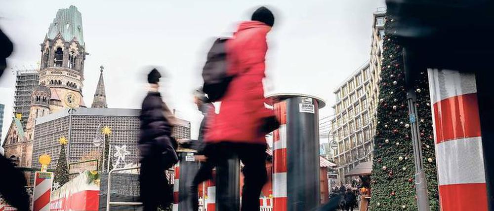 Durch Poller gegen Terror gesicherter Weihnachtsmarkt auf dem Breitscheidplatz in Berlin.