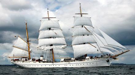 Das Schulschiff der Marine, die «Gorch Fock», läuft unter Segeln über die Kieler Förde. 