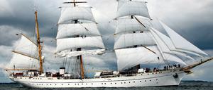 Das Schulschiff der Marine, die «Gorch Fock», läuft unter Segeln über die Kieler Förde. 