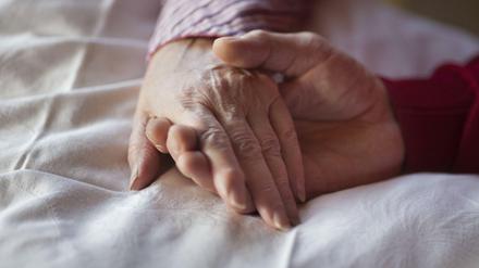 Wegen Personalmangel sind die Bedingungen in der Pflege in Deutschland oft schlecht.