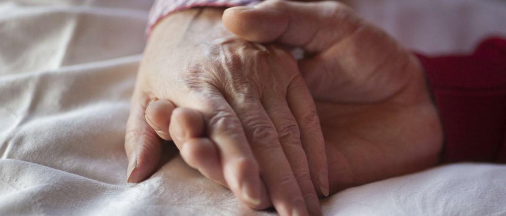 Wegen Personalmangel sind die Bedingungen in der Pflege in Deutschland oft schlecht.