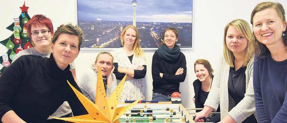 Gemeinschaft am Kickertisch. Die Mitarbeiterinnen vom „therapeutischen Verbundwohnen“, helfen psychisch kranken Frauen im Alltag zurechtzukommen.