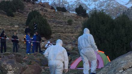 Forensiker durchsuchen die abgelegene Gegend im Atlasgebirge. 