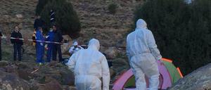 Forensiker durchsuchen die abgelegene Gegend im Atlasgebirge. 