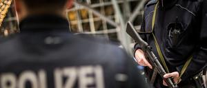 Bewaffnete Einsatzkräfte der Bundespolizei am Flughafen Stuttgart.