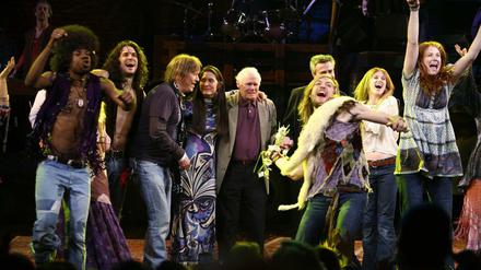 Komponist Galt MacDermot (Mitte) im Jahr 2009 mit "Hair"-Darstellern in New York.
