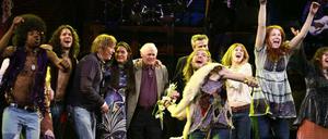 Komponist Galt MacDermot (Mitte) im Jahr 2009 mit "Hair"-Darstellern in New York.