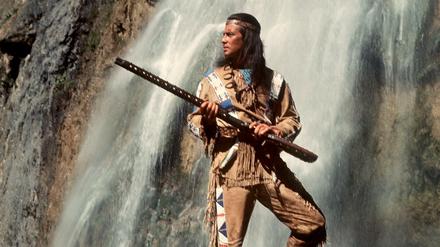 Pierre Brice als Apachen-Häuptling in einer Szene des Karl-May-Films "Winnetou 3".