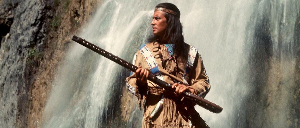 Pierre Brice als Apachen-Häuptling in einer Szene des Karl-May-Films "Winnetou 3".