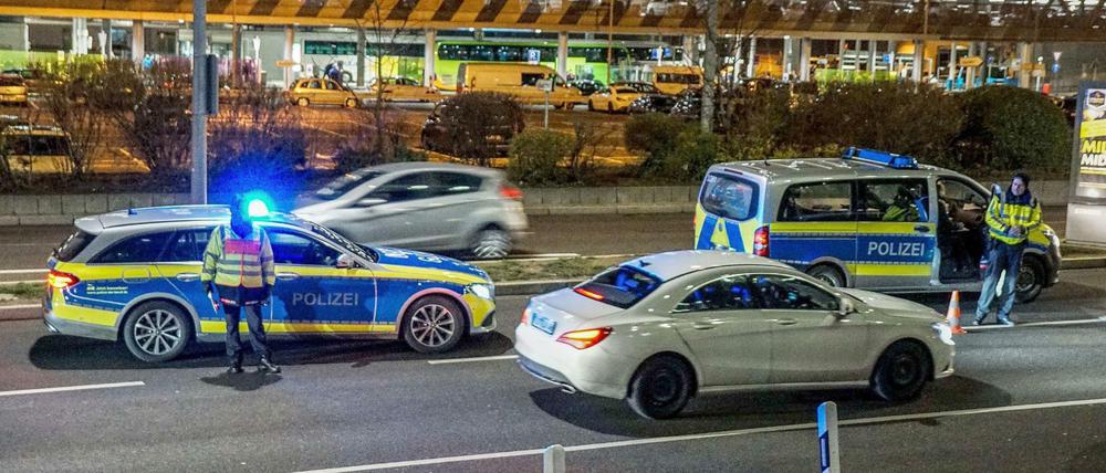 Polizisten kontrollieren am Donnerstag eine Zufahrt zum Flughafen.