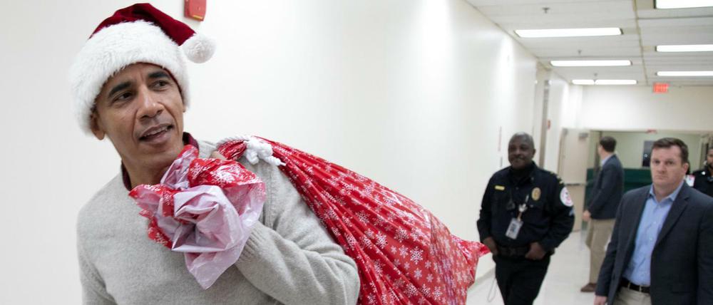 Der frühere Präsident der USA Barack Obama im Kinderkrankenhaus in Washington.