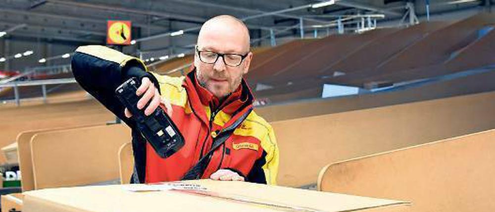 Kraftjob: DHL-Paketbote Joachim Grunwald hat manche schwere Kiste zu schleppen.
